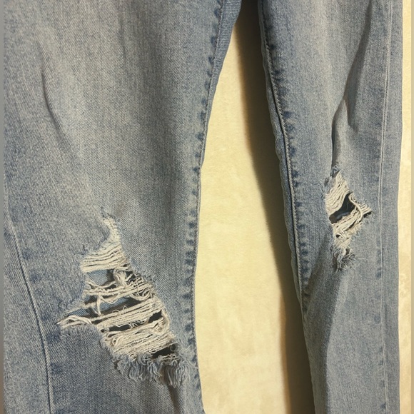 Levi’s Ripped Wedgie Straight Jeans - Picture 2 of 5